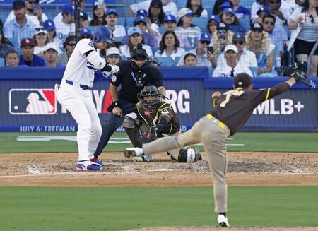　パドレス戦の６回、四球を選ぶ大谷。投手松井＝ロサンゼルス（共同）