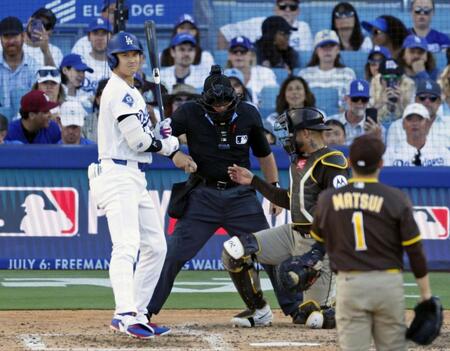 　パドレス戦の６回、内角高めの球を投じた投手松井を見つめる大谷＝ロサンゼルス（共同）