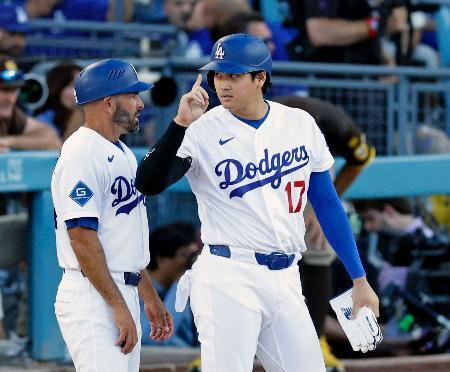 　パドレス戦の７回、適時打を放ちポーズをとるドジャース・大谷＝ロサンゼルス（共同）