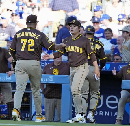 　ドジャース戦の６回、無得点に抑えたロドリゲスを迎える松井（共同）