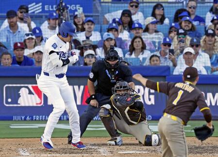 　パドレス戦の６回、四球を選ぶドジャース・大谷。投手松井（共同）