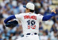 　特別ユニホームでパドレス戦に臨む山本（共同）