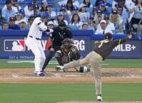 　パドレス戦の６回、四球を選ぶ大谷。投手松井＝ロサンゼルス（共同）
