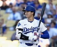 　パドレス戦の６回、内角高めの球を投じた投手松井を見つめる大谷（共同）
