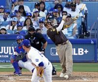 　ドジャース戦の７回、３ランを放つマチャド（共同）