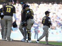 　ドジャース戦の６回、降板する松井（共同）