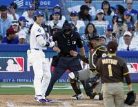 　パドレス戦の６回、内角高めの球を投じた投手松井を見つめる大谷＝ロサンゼルス（共同）
