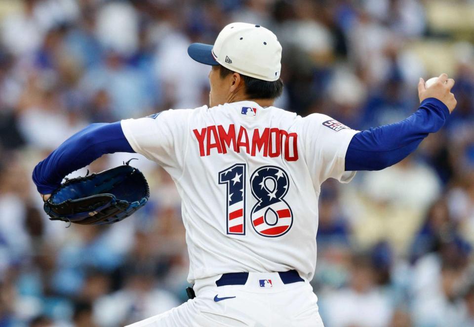 　特別ユニホームでパドレス戦に臨む山本（共同）