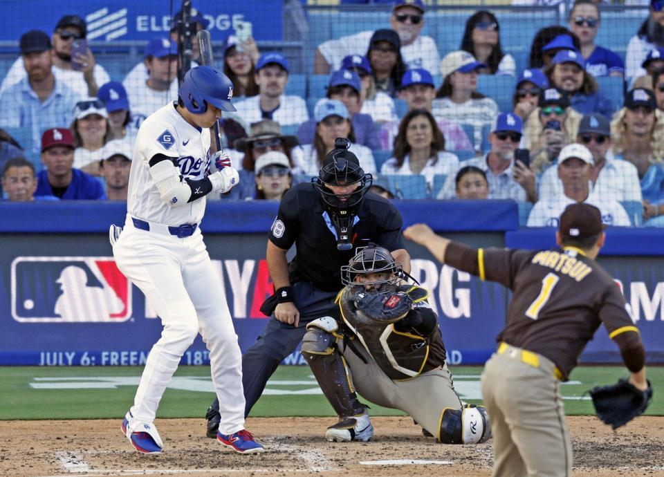 　パドレス戦の６回、四球を選ぶドジャース・大谷。投手松井（共同）