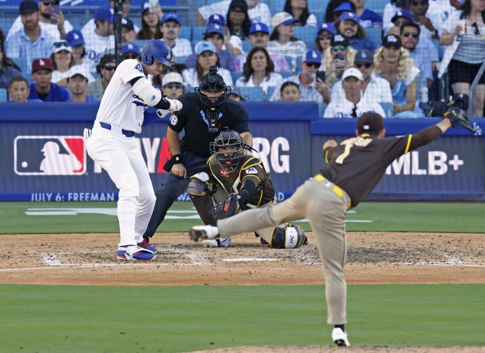 　パドレス戦の６回、四球を選ぶ大谷。投手松井＝ロサンゼルス（共同）