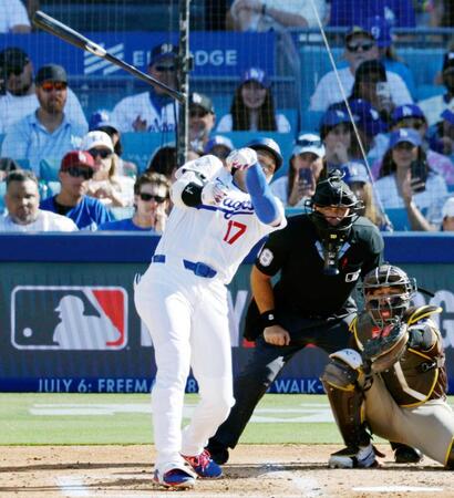 　３回、スイングの際にバットを飛ばすドジャース・大谷（共同）