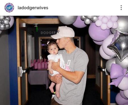 エドマンと長女。ドジャーワイブスのインスタグラム（ｌａｄｏｄｇｅｒｗｉｖｅｓ）より