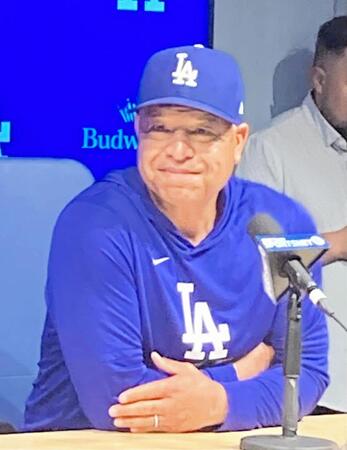 試合前会見でフィリップスのメジャー復帰について語るロバーツ監督（撮影・小林信行）