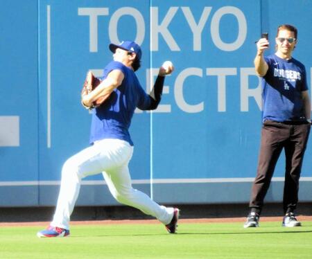 試合前練習でキャッチボールを再開した大谷（撮影・小林信行）