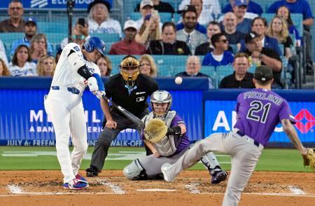 　ロッキーズ戦の３回、１９号２ランを放つドジャース・大谷＝ロサンゼルス（共同）