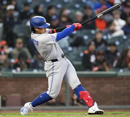 ６回、２０号ソロを放つ岡本（ＭＬＢ提供・ゲッティ＝共同）