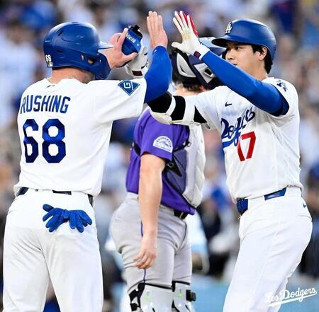３回、１９号２ランを放ちラッシング（左）とタッチをかわす大谷（ロサンゼルス・ドジャース提供）