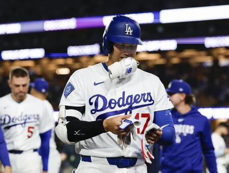 　ロッキーズにサヨナラ勝ちし、引き揚げるドジャース・大谷（共同）