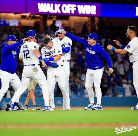１１回、サヨナラ打を放ってウォーターシャワーを浴びるラッシング（ロサンゼルス・ドジャース提供）