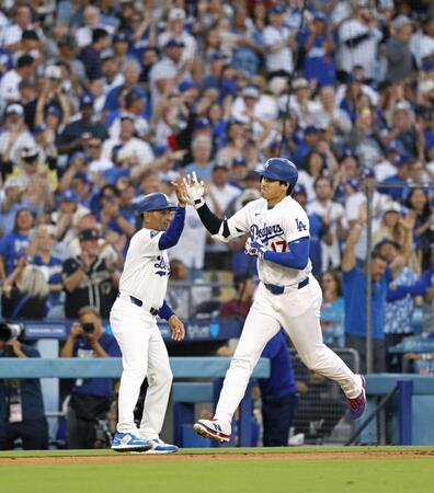 ３回、２ランを放ちコーチに迎えられる大谷（共同）