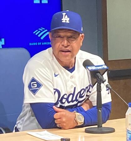試合後に会見するドジャース・ロバーツ監督（撮影・小林信行）
