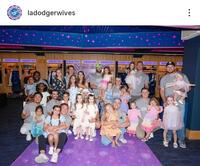 ダンスパーティーの集合写真。ドジャーワイブスのインスタグラム（ｌａｄｏｄｇｅｒｗｉｖｅｓ）より