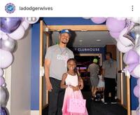 笑みを浮かべるベッツとキンリーちゃん。ドジャーワイブスのインスタグラム（ｌａｄｏｄｇｅｒｗｉｖｅｓ）より