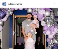 笑みを浮かべるマンシーと愛娘たち。ドジャーワイブスのインスタグラム（ｌａｄｏｄｇｅｒｗｉｖｅｓ）より