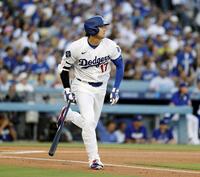 １回、中飛に倒れた大谷（共同）
