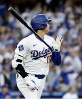 ３回、１９号２ランを放つ大谷（共同）