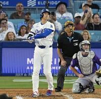 ３回、１９号２ランを放ち、打球の行方を見つめる大谷（共同）