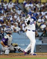 ３回、１９号２ランを放つ大谷（共同）
