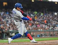 ６回、２０号ソロを放つ岡本（ＡＰ＝共同）