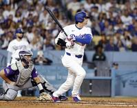 ４回、２点適時打を放つ大谷（共同）