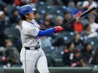 ６回、２０号ソロを放ち、打球の行方を見つめる岡本（ＭＬＢ提供・ゲッティ＝共同）