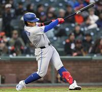 ６回、２０号ソロを放つ岡本（ＭＬＢ提供・ゲッティ＝共同）