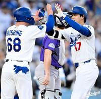 ３回、１９号２ランを放ちラッシング（左）とタッチをかわす大谷（ロサンゼルス・ドジャース提供）