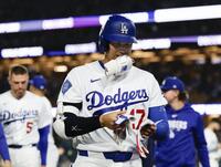 　ロッキーズにサヨナラ勝ちし、引き揚げるドジャース・大谷（共同）