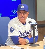 試合後に会見するドジャース・ロバーツ監督（撮影・小林信行）