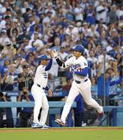 ３回、２ランを放ちコーチに迎えられる大谷（共同）