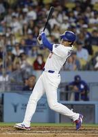 ７回、右前打を放つ大谷（共同）