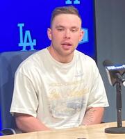 試合後の会見でサヨナラ勝利を振り返るドジャース・ラッシング（撮影・小林信行）
