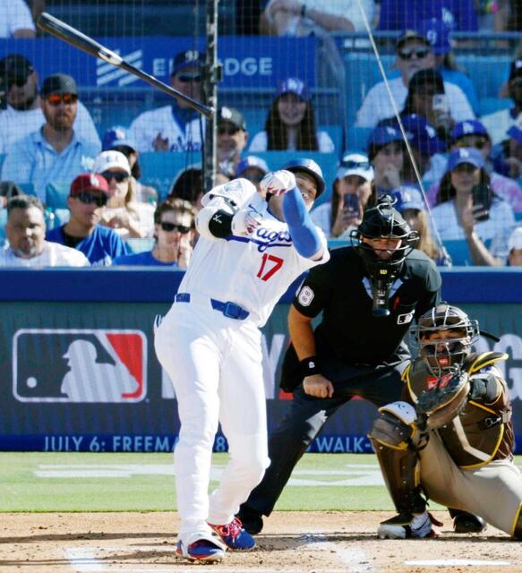 　３回、スイングの際にバットを飛ばすドジャース・大谷（共同）