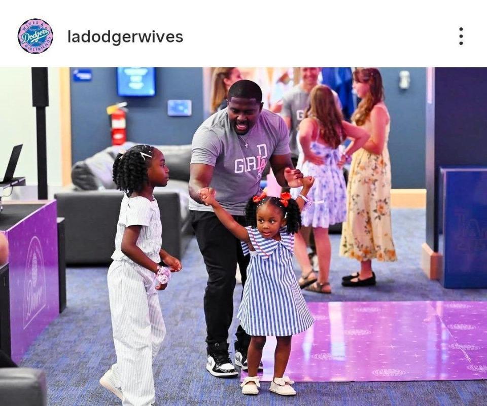 ダンスするスミスコーチと愛娘たち。ドジャーワイブスのインスタグラム（ｌａｄｏｄｇｅｒｗｉｖｅｓ）より