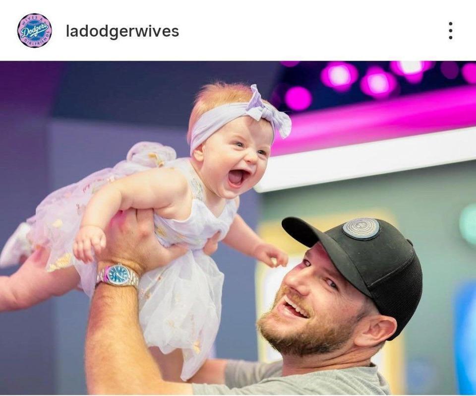 笑みを浮かべるマンシーと次女。ドジャーワイブスのインスタグラム（ｌａｄｏｄｇｅｒｗｉｖｅｓ）より
