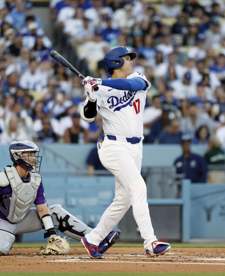 １回、中飛に倒れた大谷（共同）