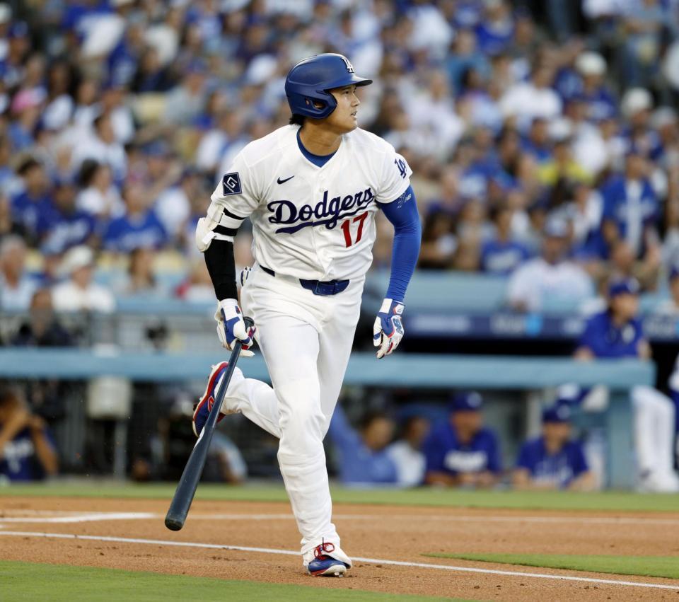 １回、中飛に倒れた大谷（共同）