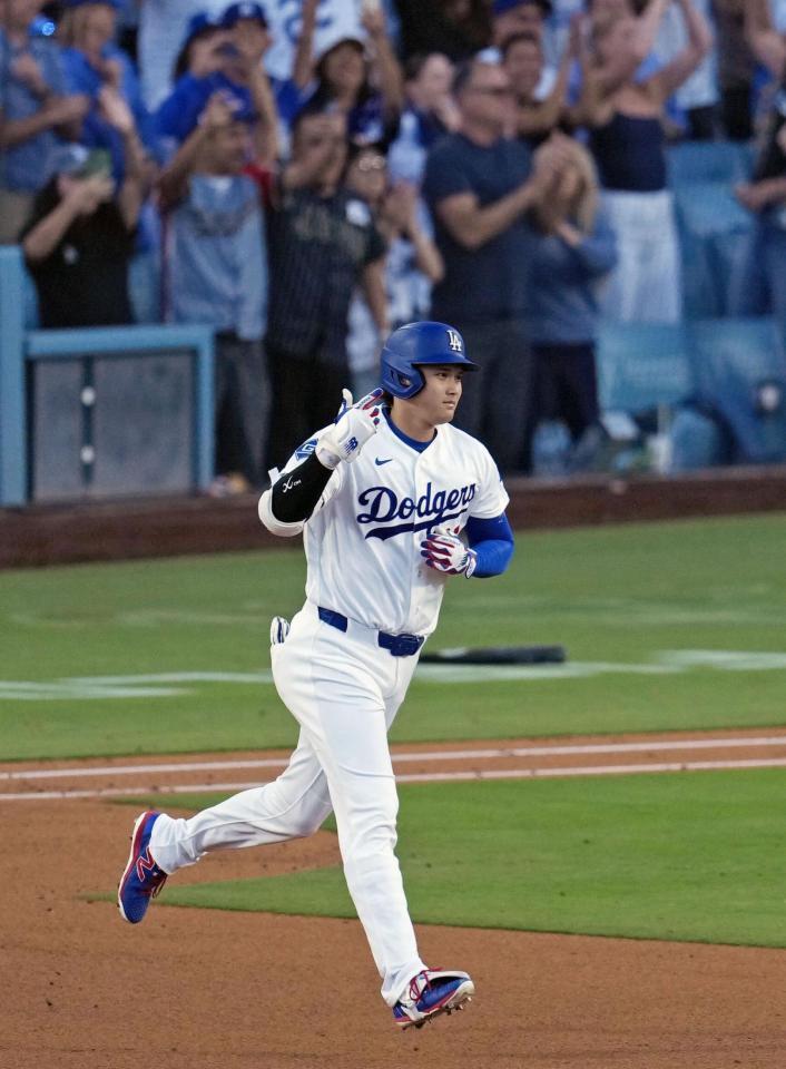 ３回、１９号２ランを放ち塁を回る大谷（共同）