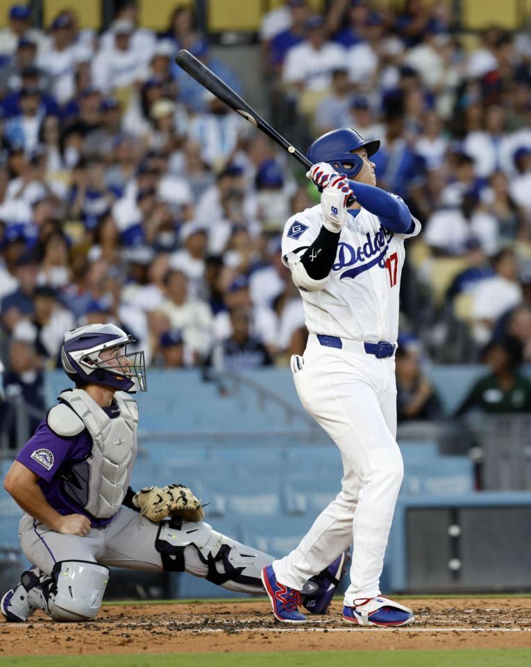 ３回、１９号２ランを放つ大谷（共同）