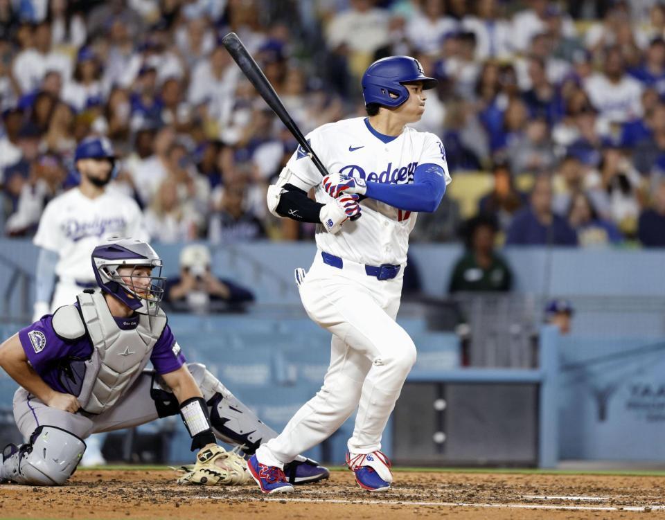 ４回、２点適時打を放つ大谷（共同）